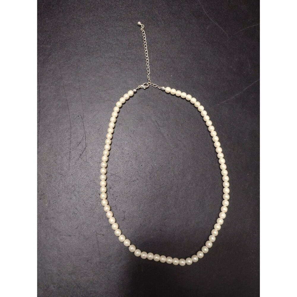Vintage faux pearl necklace 18-21"